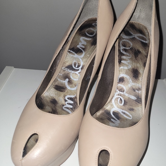 Cream color heels approximately 5 inch heel with one and a half platform. - Picture 12 of 14